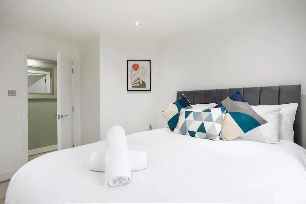 Fabulous Modern Luxury Apartment Sleeps 6- Parking Belfast