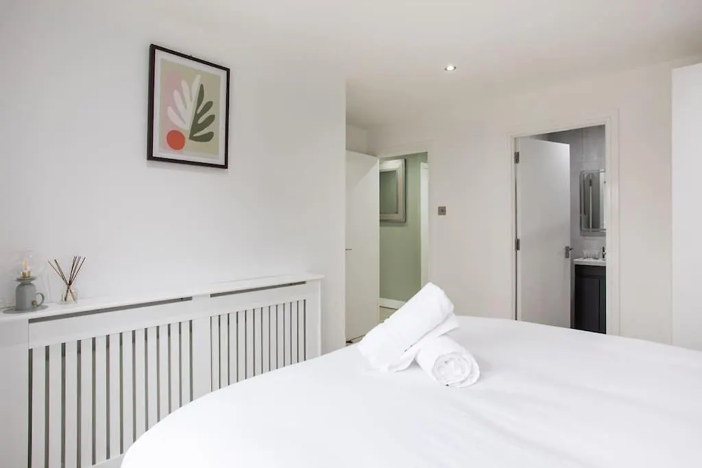 Fabulous Modern Luxury Apartment Sleeps 6- Parking Belfast