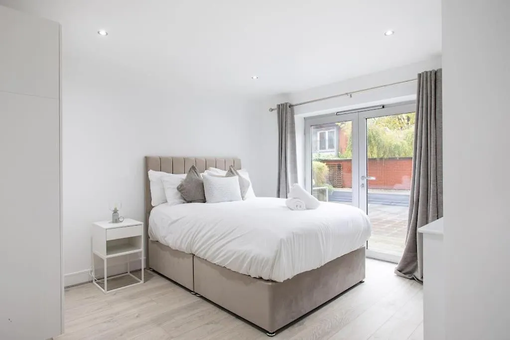 Fabulous Modern Luxury Apartment Sleeps 6- Parking Belfast